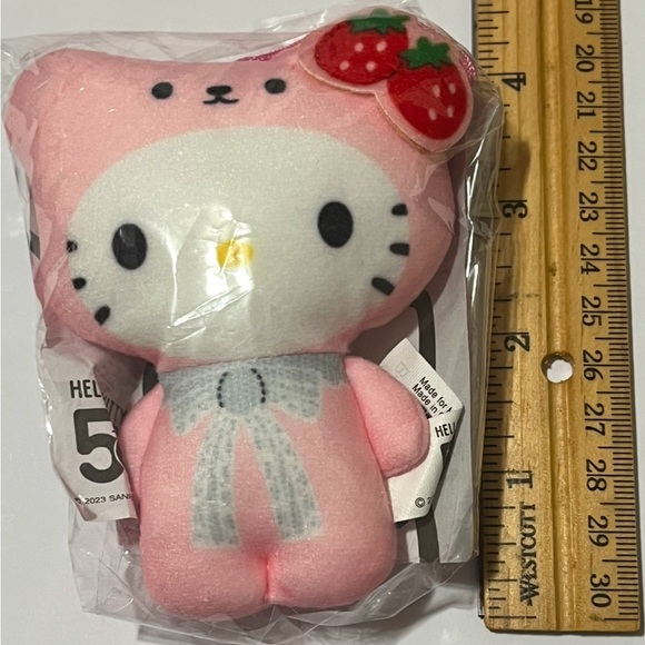 Hello Kitty Strawberry 50th Anniversary Japan McDonald’s Mini Plush - Picture 4 of 5